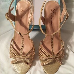 Dress shoes. Woman’s size 8. Gold